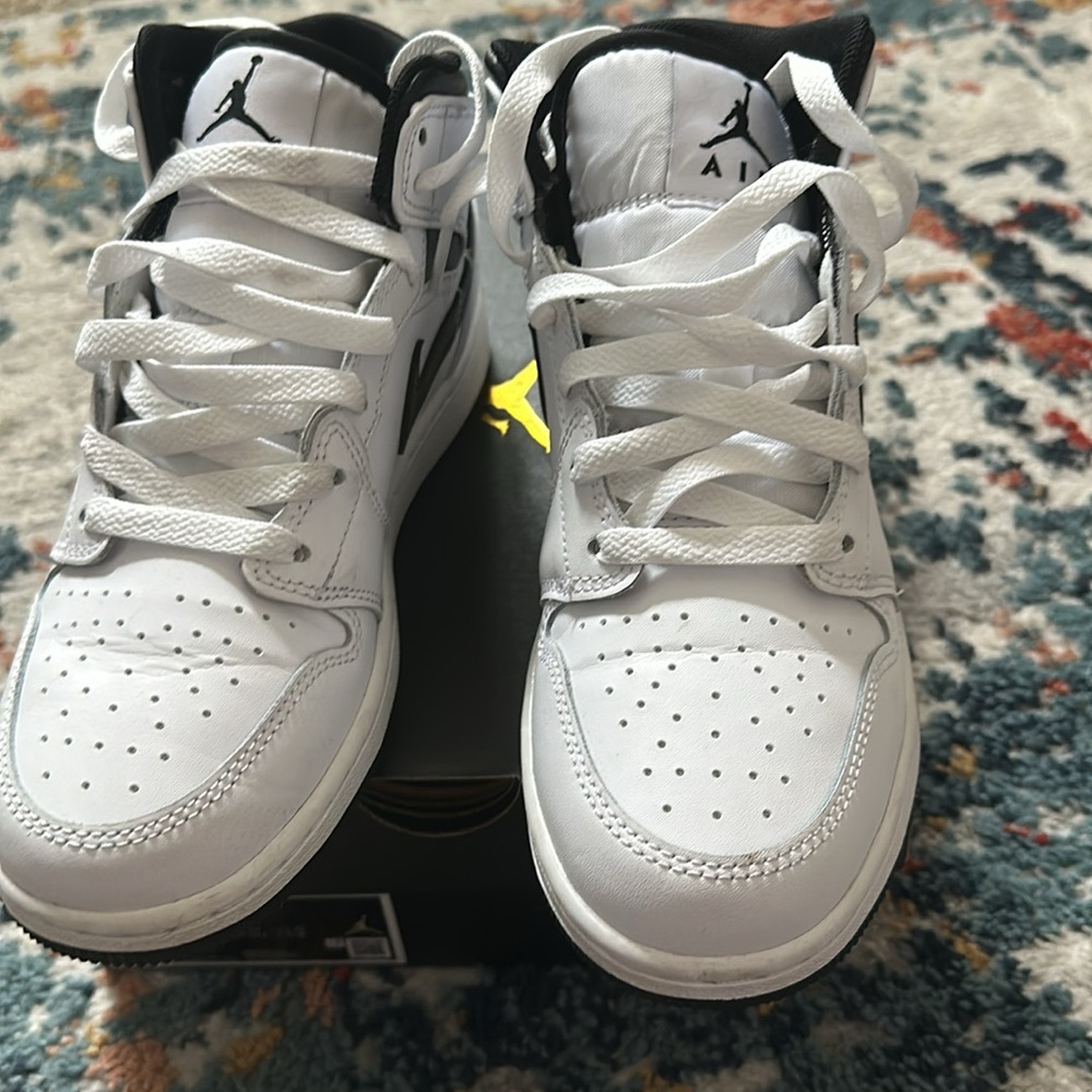 Jordan Kids White and Black Sneakers - Picture 4 of 5